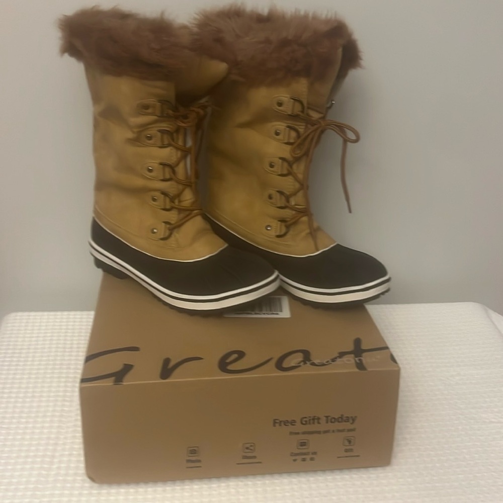 Greatonu snow boots ~ Women Size 9, Never worn, New In Box